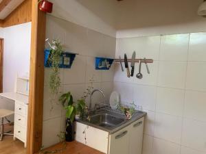 Cabaña con Patio y Árboles