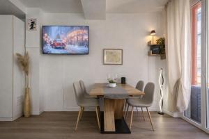 TIMELESS HOME Deluxe Smart Cinema Suite with Netflix & Disney