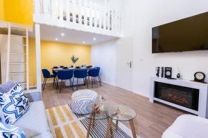 Family Apartment with elevated King-Size Loft Bed l Walk to City Centre