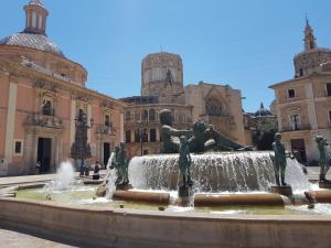 Habitación con baño, salón y cocina privados