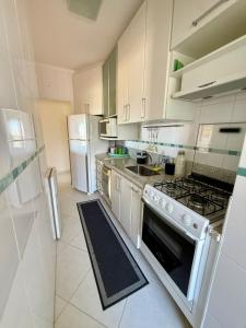 Amplo AP frente ao MAR com 3 quartos, varanda com frente para a praia, lazer completo e serviço de praia!