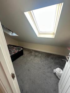 London ,Budget Double room -Quite and Close to amnesties-walking distance to Elizabeth line