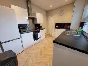 Spacious 4 Bedroom Contractor House- Walking distance to Hanley Centre