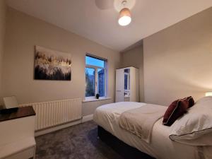 Spacious 4 Bedroom Contractor House- Walking distance to Hanley Centre