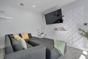 16 PPL - 5 min to Brickell & Bars - King Beds - Hot Tub - Massage Chair - Games