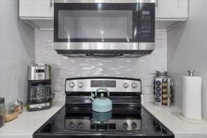 16 PPL - 5 min to Brickell & Bars - King Beds - Hot Tub - Massage Chair - Games