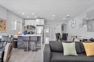 16 PPL - 5 min to Brickell & Bars - King Beds - Hot Tub - Massage Chair - Games