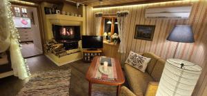 Newly-renovated super cozy house with sauna!