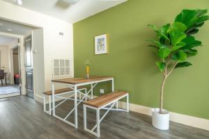 Stylish King 1BR 8 Min to Downtown Pool Gym & Parking 04