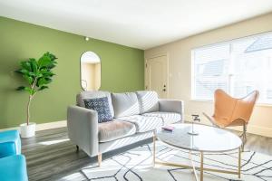 Stylish King 1BR 8 Min to Downtown Pool Gym & Parking 04