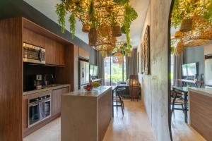 Tropical apt - 2br swimout - 2 king beds - gym - pools