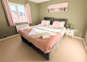 Peterborough modern & stylish 4 bed home with free parking