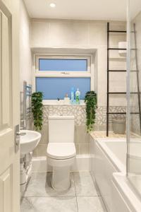 4 Bedrooms Entire home Sleeps 20 Free WiFi Close to London