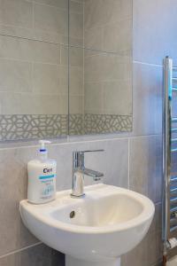 4 Bedrooms Entire home Sleeps 20 Free WiFi Close to London