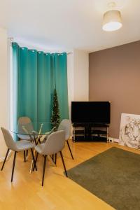 4 Bedrooms Entire home Sleeps 20 Free WiFi Close to London