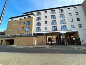 City Gem with River Views Near Canary Wharf & O2