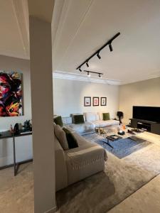 Beautiful 2 suites apartment modern cozy and central