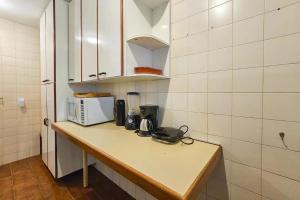 Pitangueiras com cadeira e guarda-sol exclusivo, limpeza diária, piscina climatizada e Wi-Fi