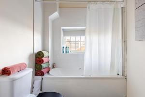 Hospital 2 mins walk away, train station 2 Bed Sleeps 4 Free Parking