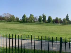 2 bed 2 bath right next to Park located for access to West end and GTW