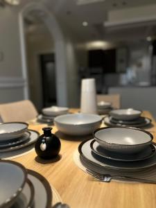 شقة فاخرة بثلاث غرف نوم وصالة طعام وصالة جلوس