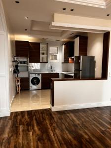 شقة فاخرة بثلاث غرف نوم وصالة طعام وصالة جلوس