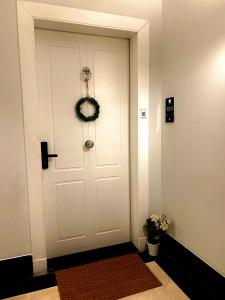 شقة فاخرة بثلاث غرف نوم وصالة طعام وصالة جلوس