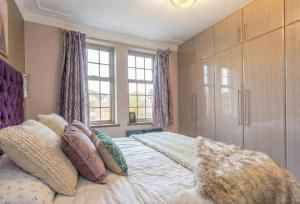 Modern 3BR London Apartment with Stunning Views Prime Finchley Road Location