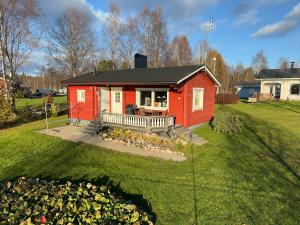 Riverside Cabin beneath the Northern Lights