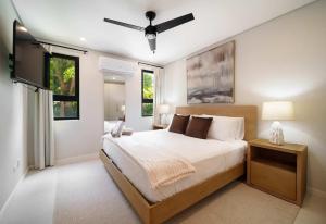 Caribbean Luxury 2BR Walk to Beach Sky Pool Deck