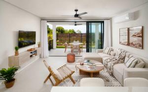 Caribbean Luxury 2BR Walk to Beach Sky Pool Deck