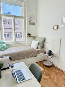 Old Town Green Room with private bathroom