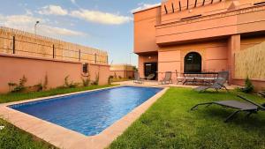 Villa Familiale, Piscine et jardin privés, proche du centre ville