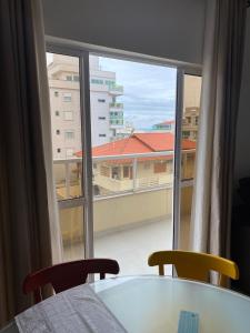 Amplo e aconchegante apartamento a 4 min do mar