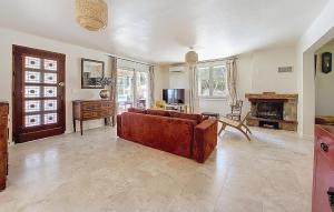 Amazing Home In Aramon