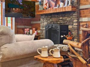 Peaceful Winter Retreat Hot Tub Fireplace