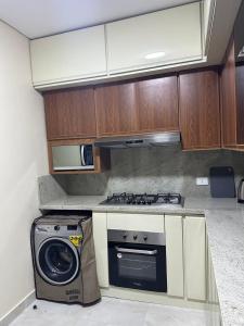 90 avenue, luxurious 2 bedroom apartment