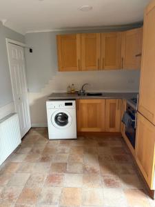 3-Bed House Brighouse Parking Wi-Fi Near M62