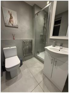 Long Stay 5Bed-2Bath-Parking-By FabAccommodation