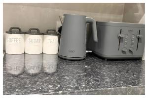 Long Stay 5Bed-2Bath-Parking-By FabAccommodation