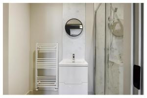 Long Stay 5Bed-2Bath-Parking-By FabAccommodation