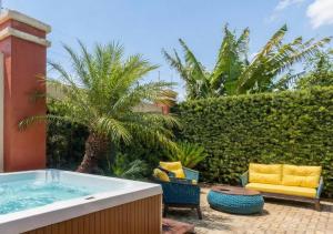 Casa Luxo com Jacuzzi e Área Gourmet em Condomínio Particular