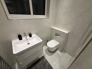 Luxury 4 Bedroom House in Harrow