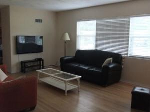 Beautiful pool home on beachside, 28 nights min stay , 3 bed, 2 bath