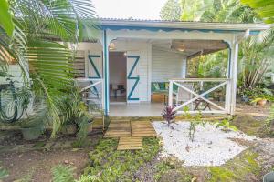 Le Curaçao, kaz dans jardin tropical avec piscine