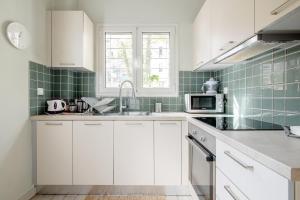 Apartment with Leafy Backyard Steps from the Acropolis