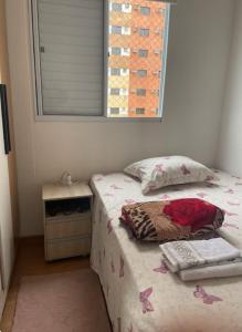 Quarto com cama de casal bem aconchegante