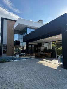 Sobrado Alto Padrão em São Francisco do Sul - 80m da praia