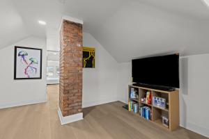 Loft w Fenced Yard Pet-Friendly Near Downtown