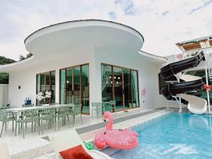 PNT LUXURY JOMTIEn